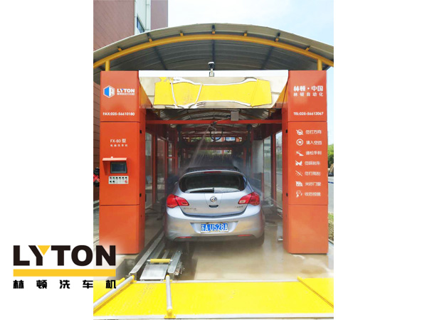 林頓fx80型隧道式電腦洗車機(jī)設(shè)備主要模塊包含高壓預(yù)洗系統(tǒng)、超柔側(cè)刷系統(tǒng)、泡沫清洗系統(tǒng)、亮光蠟系統(tǒng)、自動仿形風(fēng)干系統(tǒng)、智能控制系統(tǒng)等。