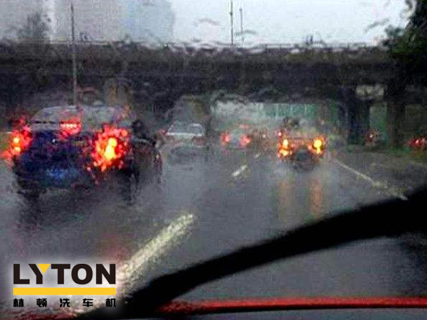 電腦洗車機南京林頓自動化再次提醒您，雨后一定要記得及時洗車。