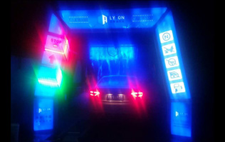絢麗多彩，新穎潮流！藍(lán)色款隧道式電腦洗車機(jī)夜間亮燈效果