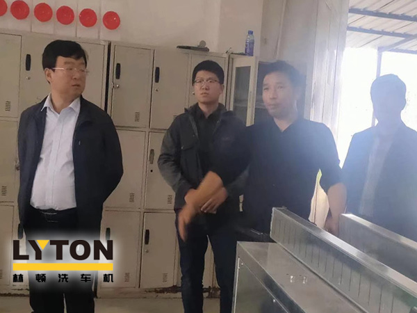 崔總向領導們講解了整個林頓電腦洗車機生產(chǎn)流程及工藝制作,對于電腦洗車機整個裝配過程考察團給予了極大的贊許。