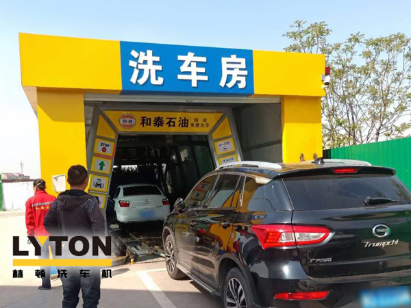“加油+免費(fèi)洗車服務(wù)”新型營銷組合模式!一臺電腦全自動(dòng)洗車機(jī)的威力能有多大?能讓加油站帶來什么改變?
