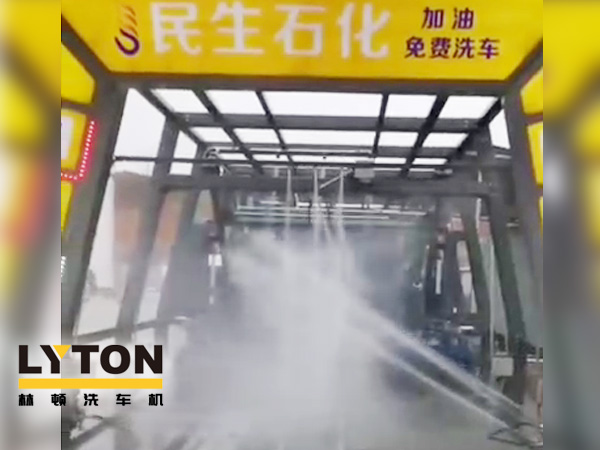 黃色款林頓FX-11系列隧道式連續(xù)全自動(dòng)洗車機(jī)設(shè)備，外表高壓沖洗、仿型超柔刷洗、輪刷清洗等，眾多客戶選擇！