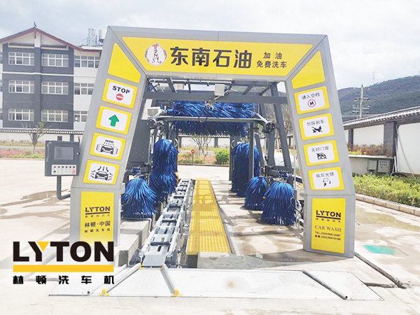 黃色款林頓FX-11系列隧道式連續(xù)全自動(dòng)洗車機(jī)設(shè)備，外表高壓沖洗、仿型超柔刷洗、輪刷清洗等，眾多客戶選擇！