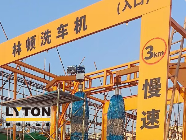 高自動(dòng)化程度、洗車數(shù)量大、占地面積?。×诸D大型通道式巴士洗車機(jī)普遍適用于城市公交場(chǎng)站