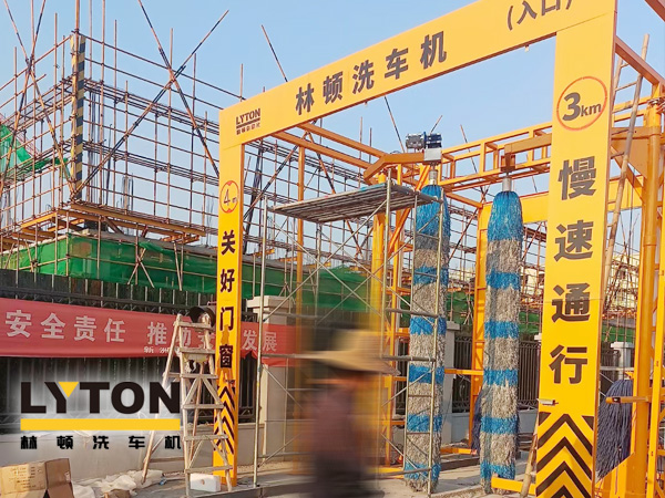 高自動(dòng)化程度、洗車數(shù)量大、占地面積??！林頓大型通道式巴士洗車機(jī)普遍適用于城市公交場(chǎng)站
