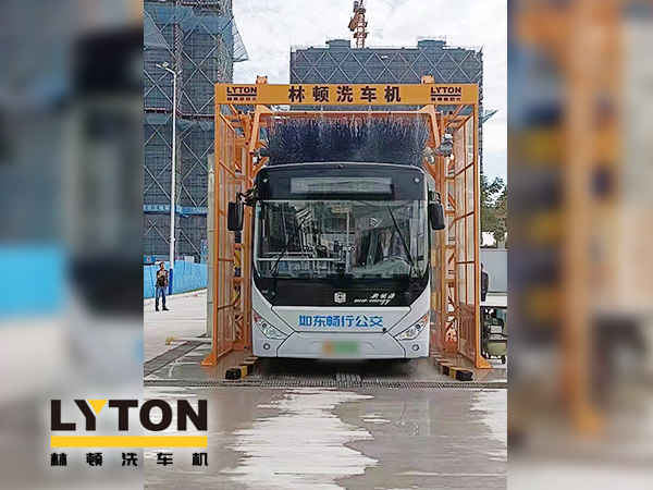 為乘客打造整潔乘車環(huán)境，如東暢行公交配置林頓3刷大巴全自動(dòng)洗車機(jī)