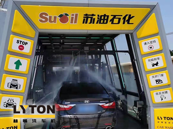 疫情時期,為減少人員接觸,加油站“無接觸”智能全自動洗車機服務(wù)受車主青咪
