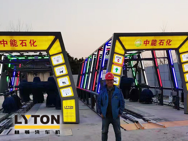 疫情時期,為減少人員接觸,加油站“無接觸”智能全自動洗車機服務(wù)受車主青咪