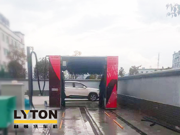 云南玉溪中石化選擇林頓龍門往復(fù)式全自動洗車機(jī)!場地適應(yīng)性強(qiáng)!高效清洗!