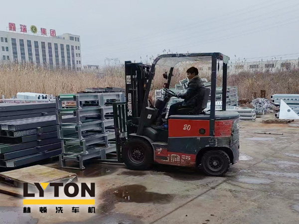 眾多加油站及公司自動(dòng)洗車(chē)設(shè)備的供應(yīng)商！品質(zhì)肯定！林頓全自動(dòng)洗車(chē)機(jī)發(fā)貨現(xiàn)場(chǎng)