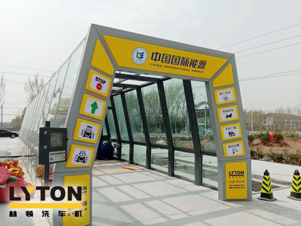 隧道式全自動(dòng)洗車機(jī)——高效、快速、節(jié)水的洗車設(shè)備，適用于多種車型的清洗。